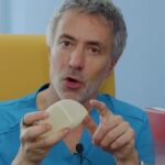 Il Dott. Luca Cravero mostra una protesi mammaria in silicone