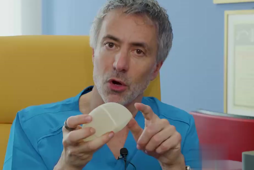 Il Dott. Luca Cravero mostra una protesi mammaria in silicone